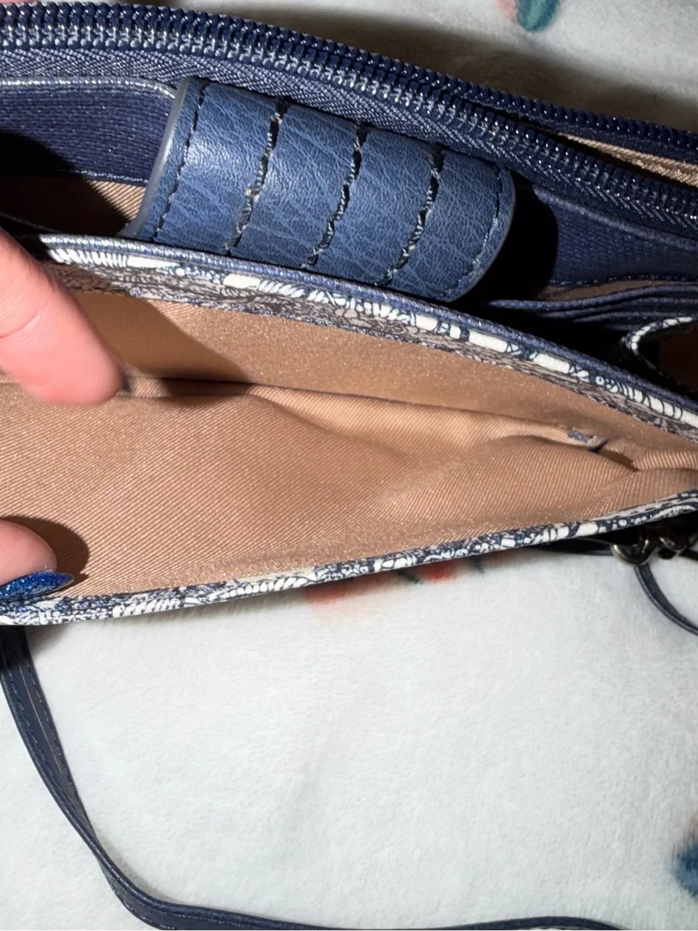 Sakroots Navy and White Floral Wristlet with Detachable Strap Great Collection
